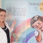 Yasemin Hadivent Instagram - ✨Melisa İşleyen Çocuk Kütüphanesi✨nin emekçilerinden kütüphane şefimiz Hilal Çuhadar hanımefendi, kalplerimiz bir.🙏🏻Işığımız Melisa 🦋 Posted @withregram • @hilal_cuhadar #tbt günüymüş. Beylikdüzü Belediyesi Melisa İşleyen Çocuk Kütüphanesi Açılışımızdan... 2021'de açılışını gerçekleştirdiğimiz Kütüphanemiz benim için kuruluşunu ve açılışını gerçekleştirdiğimiz 17 kütüphanenin en anlamlısı ve en özeliydi. Melisa🦋🦋🦋🦋 meleğim nurlar içinde uyu🦋🦋🦋 Ben ve sevenlerin, senin bizim yanımızda olduğunu biliyor ve hissediyoruz.💐💐💐