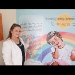 Yasemin Hadivent Instagram - ✨Melisa İşleyen Çocuk Kütüphanesi✨nin emekçilerinden kütüphane şefimiz Hilal Çuhadar hanımefendi, kalplerimiz bir.🙏🏻Işığımız Melisa 🦋 Posted @withregram • @hilal_cuhadar #tbt günüymüş. Beylikdüzü Belediyesi Melisa İşleyen Çocuk Kütüphanesi Açılışımızdan... 2021'de açılışını gerçekleştirdiğimiz Kütüphanemiz benim için kuruluşunu ve açılışını gerçekleştirdiğimiz 17 kütüphanenin en anlamlısı ve en özeliydi. Melisa🦋🦋🦋🦋 meleğim nurlar içinde uyu🦋🦋🦋 Ben ve sevenlerin, senin bizim yanımızda olduğunu biliyor ve hissediyoruz.💐💐💐