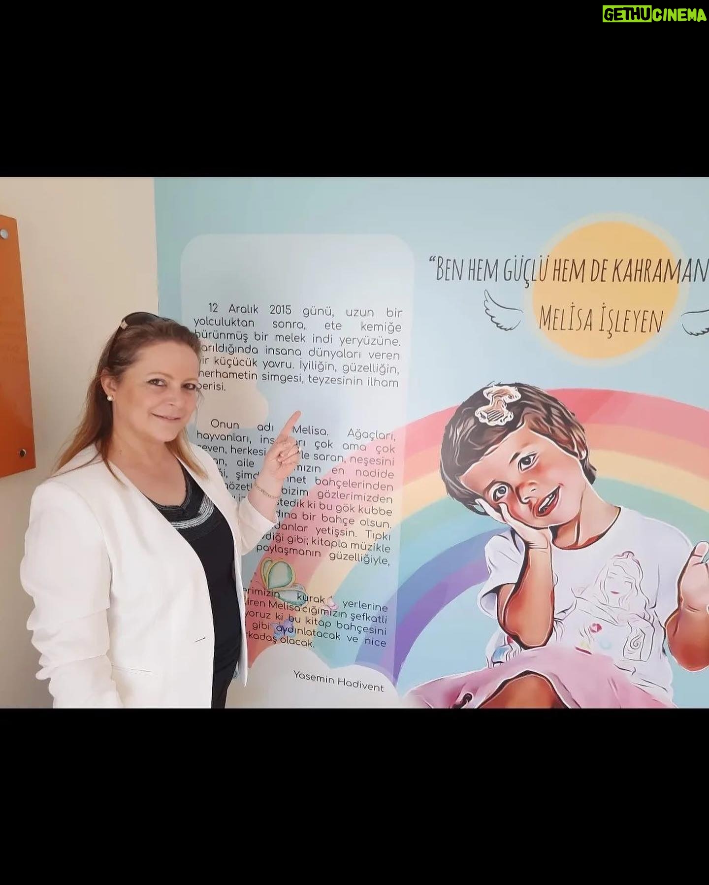 Yasemin Hadivent Instagram - ✨Melisa İşleyen Çocuk Kütüphanesi✨nin emekçilerinden kütüphane şefimiz Hilal Çuhadar hanımefendi, kalplerimiz bir.🙏🏻Işığımız Melisa 🦋 Posted @withregram • @hilal_cuhadar #tbt günüymüş. Beylikdüzü Belediyesi Melisa İşleyen Çocuk Kütüphanesi Açılışımızdan... 2021'de açılışını gerçekleştirdiğimiz Kütüphanemiz benim için kuruluşunu ve açılışını gerçekleştirdiğimiz 17 kütüphanenin en anlamlısı ve en özeliydi. Melisa🦋🦋🦋🦋 meleğim nurlar içinde uyu🦋🦋🦋 Ben ve sevenlerin, senin bizim yanımızda olduğunu biliyor ve hissediyoruz.💐💐💐