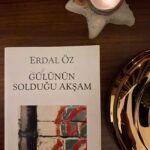 Yasemin Hadivent Instagram - Boğazım düğüm düğüm olduğunda konuşamayanlardanım ben. Anlatamam derdimi… Hüseyin İnan’ın son mektubunda yazmış olduğu gibi “yazılacak çok şey var, fakat hem mümkün değil, hem sırası değil…” Sadece; bu kitabı okumanızı çok isterim. #gülününsolduğuakşam acı yüklü bir tanıklık. Deniz Gezmiş, Hüseyin İnan, Yusuf Arslan ve arkadaşlarını ve elbette Erdal Öz’ü saygıyla, rahmetle anıyorum. Ruhları şad olsun. “Olmayın bu kadar katı yürekli, ey dünyada kalan insan kardeşler.” François Villon #asılanlarınbaladı