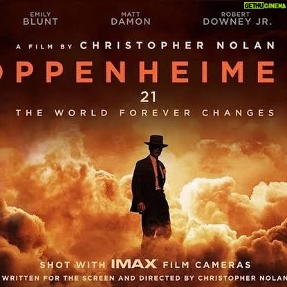 Yasemin Hadivent Instagram - Sinema nedir, ne icin ve nasil yapilir? #cristophernolan bu sorunun yanitini veren en iyi yonetmenlerden biri bence. Ne yazsa, ne cekse izlerim. Son filmi #oppenheimer uc yil aradan sonra yeniden sinemaya gitme sebebim oldu bu aksam. Oyuncular, senaryo, goruntuler, muzik, gorsel efekt, sanat her birim butunde olaganustu bir biyografik yapit armagan etmisler beyaz perdeye. Uzun zaman sonra beni heyecanlandiran ilk film. Hem rahatsiz ediyor hem hayran birakiyor. Dunya tarihinin seyrini degistiren atom bombasinin sonuclari cok agir geliyor insan kalbine. Eminim Nolan’da ne boyle bir icad olsaydi, ne insanlar imha edilseydi ne de ben boyle bir film yapsaydim demistir her vicdanli insan gibi. Ama maalesef oldu; bilime siyasetin karismasi Hirosima ve Nagazaki icin felakete donustu. Nolan olayin orgusunu ilmek ilmek isliyor. Insanlik ve dunyamiz icin korkunc ve buyuk utanc. Bence Nolan’da bu filmi bu yuzden yapti. Dusunduruyor, hatirlatiyor, sorgulatiyor. Cillian Murhpy basarili performansiyla adeta oyunculuk dersi veriyor. Burada tum ekibi ve heyecanimi paylasabilmem mumkun degil, Rami Malek, Matt Damon, Robert Downey Jr, Emily Blunt tum kadro muhtesem bir ekip calismasi sergiliyorlar. Boyle kaliteli bir yapim icin tum ekibe tesekkurler. Mutlaka izleyin, sinemada !