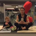 Yasemin Hadivent Instagram - Kim demiş bebekler spora gidemezler diye… Biz her şeyi birlikte paylaştık. Ne çok şey sığdırdık kelebek ömre. İyi ki’lerim keşkelerden çok. Hatta keşkem hiç yok. Düşündükçe içim sevinçle doluyor. Hüzün ise, ben daha doğmadan yazılmış alnıma. Artık daha iyi anlıyorum bunu. Sevinçte, hüzün de yanyana içimde. Anlaşıyorlar bi şekilde. Melisa’yla dolu dolu yaşanmış her an için, sarıldığımız her anı için şükrediyorum Allah’a. Önemli olan ne kadar uzun yaşadığımız değil, ne kadar zengin bir ömür yaşadığımız bu hayatta. Melisa öğretti bunu bana. Çok şey öğrendim minik sevgilimden. İçim buruk olsa da, soluksuz kalsam da zaman zaman, müsterihim doğrusu. Biz hakkını verdik yaşamın, yaşamanın, sevginin, aile olmanın. Payımıza ayrılık düşmüş olsa da - bu fani dünyada - kavuşmakta var bir gün, biliyorum ! Böyle yarım kalmayacak hikayemiz. O güne dek oyunlar biriktiyorum içimde. Çünkü teyze olmak bunu gerektirir.. 😇