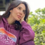 Yasemin Hadivent Instagram - “İki kent arasındayım, biri bilmiyor beni, öteki artık tanımıyor” 🕊️