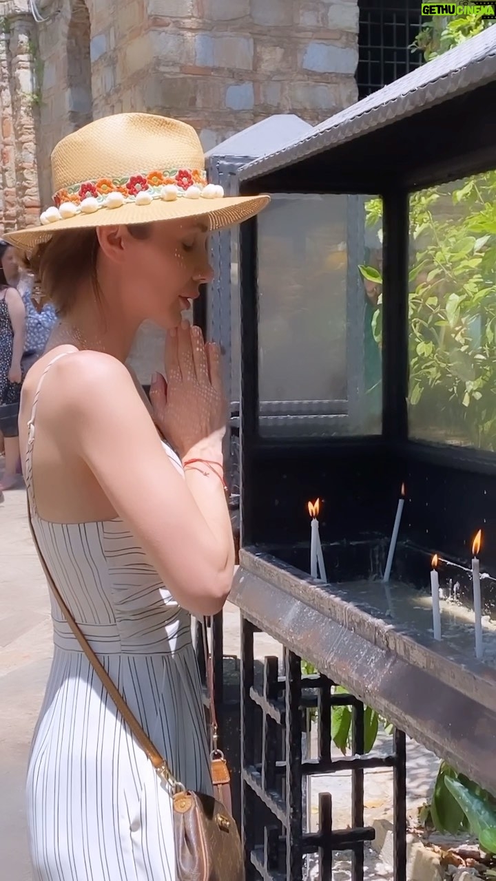 Yasemin Hadivent Instagram - Kusadasi Korfezi’ne demirleyen cruise gemilerinden inen ziyaretciler gibi bizde zeytinagaclari arasindan ciktik Meryem Ana’nin yeryuzundeki son gunlerini yasamis olduguna inanilan o eve. Insanlarin ibadet, ziyaret ve dualarla kaynastiklari, bir yaninda buyuleyici Efes bir yaninda Yedi Uyuyanlar bulunan Bulbuldagi’ndaki bu sade ev gecmisten gunumuze hem Muslumanlar hem Hristiyanlar tarafindan ziyaret ediliyor. Ayni zamanda her yil Agustos ayinin 15’nde ( cogu Hristiyan’in Hz.Meryem’in yukselisini kutladigi tarih ) dunyanin her yanindan gelen misafirler hac ziyaretlerini yapiyorlar. Unesco Dunya Mirasi listesinde yer alan bu evdeki manevi hava derinden hissedilebiliyor. Kus civiltilari arasinda dilekler, dualar hep ortak; saglik, baris,mutluluk… ama sanirim beni en cok bir annenin evlatlari icin duasiyla bir cift bebek patigi etkiledi ve bir kez daha dusundum hangi inanc ve kulturden olursak olalim bir arada yasamanin mumkunlugunu. Yeter ki birbirimizle gecinmeye gonlumuz olsun saygiyla. 🕊️ #MeryemAnaEvi #houseofvirginmary #bülbüldağı #efesselçuk #efes #kusadasi #anadolu #anatolia #turkiye #turkey