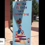 Yasemin Hadivent Instagram - Posted @withregram • @betularim Yasemin Hadivent, Müjdat Gezen Sanat Merkezinden çok değerli bir öğrencim. Adını onun koyduğu 4 yaşındaki sevgili yeğeni Melisa’yı sonsuzluğa melek olarak uğurlamasının ardından 11 Haziran 2021 de “Melisa İşleyen Çocuk Kütüphanesi” Beylikdüzü Belediye Başkanı Mehmet Murat Çalık’ın desteği, sanatçı Zülfü Livaneli ve Melisa’nın teyzesi Yasemin Hadivent’in ve ailesinin katkılarıyla açıldı. Artık binlerce çocuk okuyacak, merak edecek, araştıracak, hayal kuracak, seyahat edecek, empati kuracak, kelime haznesi genişleyecek, konuşma ve yazma kabiliyeti artacak, hafızası güçlenecek, genel kültürü artacak, zihinleri süslenecek. Haydi gerisini de siz tamamlayın. Melisa ve Kütüphanesi kim bilir kaç çocuğa dokunacak, yaşamlarını aydınlatacak, şifa olacak.Belki de onun bu dünyaya gelme nedeni binlerce belki de milyonlarca çocuğu ışık olmak. Yolun gönlün oldu melek Melisa. Sen sonsuza kadar her çocuğun elinde,dilinde beyninde,hayalinde binlerce kitapla yaşayacaksın. Seni seviyoruz 🧚📚🖍🧚❤️ Melisa, senin ismini kim koydu ? Teyze. Senin ismini yaşatmak kime düşerdi ? Teyzeye. Sevgili yavrum; kitap, müzik, doğa ve ağaçlara olan sevginden, simgelediğin değerlerden ilham alarak oluşturduğumuz Melisa İşleyen Kütüphanesi’ni 11. Haziran. 2021 tarihinde çocuk kardeşlerine armağan ettik. Teyzen Yasemin Hadivent 🧚‍♀️🌳🧚‍♀️🌲🧚‍♀️💚 #melisaişleyençocukkütüphanesi #beylikdüzübelediyesi #kütüphane #çocuk #çocukgelişimi #kişiselgelişim #genelkültür @yaseminhadivent @zlivaneli @mmuratcalik