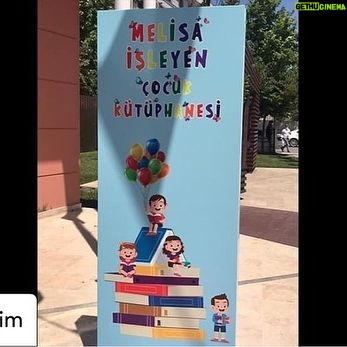 Yasemin Hadivent Instagram - Posted @withregram • @betularim Yasemin Hadivent, Müjdat Gezen Sanat Merkezinden çok değerli bir öğrencim. Adını onun koyduğu 4 yaşındaki sevgili yeğeni Melisa’yı sonsuzluğa melek olarak uğurlamasının ardından 11 Haziran 2021 de “Melisa İşleyen Çocuk Kütüphanesi” Beylikdüzü Belediye Başkanı Mehmet Murat Çalık’ın desteği, sanatçı Zülfü Livaneli ve Melisa’nın teyzesi Yasemin Hadivent’in ve ailesinin katkılarıyla açıldı. Artık binlerce çocuk okuyacak, merak edecek, araştıracak, hayal kuracak, seyahat edecek, empati kuracak, kelime haznesi genişleyecek, konuşma ve yazma kabiliyeti artacak, hafızası güçlenecek, genel kültürü artacak, zihinleri süslenecek. Haydi gerisini de siz tamamlayın. Melisa ve Kütüphanesi kim bilir kaç çocuğa dokunacak, yaşamlarını aydınlatacak, şifa olacak.Belki de onun bu dünyaya gelme nedeni binlerce belki de milyonlarca çocuğu ışık olmak. Yolun gönlün oldu melek Melisa. Sen sonsuza kadar her çocuğun elinde,dilinde beyninde,hayalinde binlerce kitapla yaşayacaksın. Seni seviyoruz 🧚📚🖍🧚❤️ Melisa, senin ismini kim koydu ? Teyze. Senin ismini yaşatmak kime düşerdi ? Teyzeye. Sevgili yavrum; kitap, müzik, doğa ve ağaçlara olan sevginden, simgelediğin değerlerden ilham alarak oluşturduğumuz Melisa İşleyen Kütüphanesi’ni 11. Haziran. 2021 tarihinde çocuk kardeşlerine armağan ettik. Teyzen Yasemin Hadivent 🧚♀️🌳🧚♀️🌲🧚♀️💚 #melisaişleyençocukkütüphanesi #beylikdüzübelediyesi #kütüphane #çocuk #çocukgelişimi #kişiselgelişim #genelkültür @yaseminhadivent @zlivaneli @mmuratcalik
