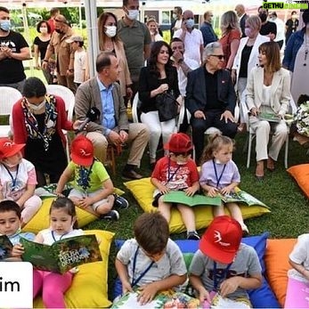 Yasemin Hadivent Instagram - Posted @withregram • @betularim Yasemin Hadivent, Müjdat Gezen Sanat Merkezinden çok değerli bir öğrencim. Adını onun koyduğu 4 yaşındaki sevgili yeğeni Melisa’yı sonsuzluğa melek olarak uğurlamasının ardından 11 Haziran 2021 de “Melisa İşleyen Çocuk Kütüphanesi” Beylikdüzü Belediye Başkanı Mehmet Murat Çalık’ın desteği, sanatçı Zülfü Livaneli ve Melisa’nın teyzesi Yasemin Hadivent’in ve ailesinin katkılarıyla açıldı. Artık binlerce çocuk okuyacak, merak edecek, araştıracak, hayal kuracak, seyahat edecek, empati kuracak, kelime haznesi genişleyecek, konuşma ve yazma kabiliyeti artacak, hafızası güçlenecek, genel kültürü artacak, zihinleri süslenecek. Haydi gerisini de siz tamamlayın. Melisa ve Kütüphanesi kim bilir kaç çocuğa dokunacak, yaşamlarını aydınlatacak, şifa olacak.Belki de onun bu dünyaya gelme nedeni binlerce belki de milyonlarca çocuğu ışık olmak. Yolun gönlün oldu melek Melisa. Sen sonsuza kadar her çocuğun elinde,dilinde beyninde,hayalinde binlerce kitapla yaşayacaksın. Seni seviyoruz 🧚📚🖍🧚❤️ Melisa, senin ismini kim koydu ? Teyze. Senin ismini yaşatmak kime düşerdi ? Teyzeye. Sevgili yavrum; kitap, müzik, doğa ve ağaçlara olan sevginden, simgelediğin değerlerden ilham alarak oluşturduğumuz Melisa İşleyen Kütüphanesi’ni 11. Haziran. 2021 tarihinde çocuk kardeşlerine armağan ettik. Teyzen Yasemin Hadivent 🧚♀️🌳🧚♀️🌲🧚♀️💚 #melisaişleyençocukkütüphanesi #beylikdüzübelediyesi #kütüphane #çocuk #çocukgelişimi #kişiselgelişim #genelkültür @yaseminhadivent @zlivaneli @mmuratcalik