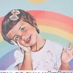 Yasemin Hadivent Instagram - Melisa, senin ismini kim koydu ? Teyze. Senin ismini yaşatmak kime düşerdi ? Teyzeye. Sevgili yavrum; kitap, müzik, doğa ve ağaçlara olan sevginden, simgelediğin değerlerden ilham alarak oluşturduğumuz Melisa İşleyen Kütüphanesi’ni 11.Haziran.2021 tarihinde çocuk kardeşlerine armağan ettik. Sen hep bizimlesin. Seni çok seviyoruz. Posted @withregram • @mmuratcalik 4-8 Yaş arası çocuklarımıza hizmet verecek Melisa İşleyen Kütüphanesi, nice çocuğumuza kitap sevgisini aşılayacak. Açılışta aramızda bulunan kıymetli sanatçılarımız @zlivaneli ve @yaseminhadivent’e destekleri için teşekkür ediyorum.