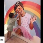 Yasemin Hadivent Instagram - Posted @withregram • @betularim Yasemin Hadivent, Müjdat Gezen Sanat Merkezinden çok değerli bir öğrencim. Adını onun koyduğu 4 yaşındaki sevgili yeğeni Melisa’yı sonsuzluğa melek olarak uğurlamasının ardından 11 Haziran 2021 de “Melisa İşleyen Çocuk Kütüphanesi” Beylikdüzü Belediye Başkanı Mehmet Murat Çalık’ın desteği, sanatçı Zülfü Livaneli ve Melisa’nın teyzesi Yasemin Hadivent’in ve ailesinin katkılarıyla açıldı. Artık binlerce çocuk okuyacak, merak edecek, araştıracak, hayal kuracak, seyahat edecek, empati kuracak, kelime haznesi genişleyecek, konuşma ve yazma kabiliyeti artacak, hafızası güçlenecek, genel kültürü artacak, zihinleri süslenecek. Haydi gerisini de siz tamamlayın. Melisa ve Kütüphanesi kim bilir kaç çocuğa dokunacak, yaşamlarını aydınlatacak, şifa olacak.Belki de onun bu dünyaya gelme nedeni binlerce belki de milyonlarca çocuğu ışık olmak. Yolun gönlün oldu melek Melisa. Sen sonsuza kadar her çocuğun elinde,dilinde beyninde,hayalinde binlerce kitapla yaşayacaksın. Seni seviyoruz 🧚📚🖍🧚❤️ Melisa, senin ismini kim koydu ? Teyze. Senin ismini yaşatmak kime düşerdi ? Teyzeye. Sevgili yavrum; kitap, müzik, doğa ve ağaçlara olan sevginden, simgelediğin değerlerden ilham alarak oluşturduğumuz Melisa İşleyen Kütüphanesi’ni 11. Haziran. 2021 tarihinde çocuk kardeşlerine armağan ettik. Teyzen Yasemin Hadivent 🧚‍♀️🌳🧚‍♀️🌲🧚‍♀️💚 #melisaişleyençocukkütüphanesi #beylikdüzübelediyesi #kütüphane #çocuk #çocukgelişimi #kişiselgelişim #genelkültür @yaseminhadivent @zlivaneli @mmuratcalik