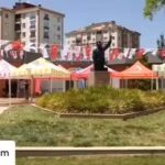 Yasemin Hadivent Instagram - Posted @withregram • @betularim Yasemin Hadivent, Müjdat Gezen Sanat Merkezinden çok değerli bir öğrencim. Adını onun koyduğu 4 yaşındaki sevgili yeğeni Melisa’yı sonsuzluğa melek olarak uğurlamasının ardından 11 Haziran 2021 de “Melisa İşleyen Çocuk Kütüphanesi” Beylikdüzü Belediye Başkanı Mehmet Murat Çalık’ın desteği, sanatçı Zülfü Livaneli ve Melisa’nın teyzesi Yasemin Hadivent’in ve ailesinin katkılarıyla açıldı. Artık binlerce çocuk okuyacak, merak edecek, araştıracak, hayal kuracak, seyahat edecek, empati kuracak, kelime haznesi genişleyecek, konuşma ve yazma kabiliyeti artacak, hafızası güçlenecek, genel kültürü artacak, zihinleri süslenecek. Haydi gerisini de siz tamamlayın. Melisa ve Kütüphanesi kim bilir kaç çocuğa dokunacak, yaşamlarını aydınlatacak, şifa olacak.Belki de onun bu dünyaya gelme nedeni binlerce belki de milyonlarca çocuğu ışık olmak. Yolun gönlün oldu melek Melisa. Sen sonsuza kadar her çocuğun elinde,dilinde beyninde,hayalinde binlerce kitapla yaşayacaksın. Seni seviyoruz 🧚📚🖍🧚❤️ Melisa, senin ismini kim koydu ? Teyze. Senin ismini yaşatmak kime düşerdi ? Teyzeye. Sevgili yavrum; kitap, müzik, doğa ve ağaçlara olan sevginden, simgelediğin değerlerden ilham alarak oluşturduğumuz Melisa İşleyen Kütüphanesi’ni 11. Haziran. 2021 tarihinde çocuk kardeşlerine armağan ettik. Teyzen Yasemin Hadivent 🧚‍♀️🌳🧚‍♀️🌲🧚‍♀️💚 #melisaişleyençocukkütüphanesi #beylikdüzübelediyesi #kütüphane #çocuk #çocukgelişimi #kişiselgelişim #genelkültür @yaseminhadivent @zlivaneli @mmuratcalik