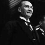 Yasemin Hadivent Instagram - “ Yurtta Sulh, Cihanda Sulh “ Bu sözü söylemiş olan bir liderin #GaziMustafaKemalAtatürk yurttaşı olmak ne büyük şans. 🤍 Cumhuriyetimizin kurucu lideri Atatürk ve yol arkadaşlarını sevgi, saygı ve dua ile anıyorum. Birbirimize ilgi ve saygı gösterdiğimiz, barışın hakim olduğu bir dünya düşüyle… İyi ki Doğdun Cumhuriyet ! 🕊️ #Cumhuriyet100Yaşında #anofficerandagentleman #MustafaKemal ♥️ #Atatürk💫#atatürkbizdenbiridir #100thanniversaryoftheturkishrepublic 🇹🇷