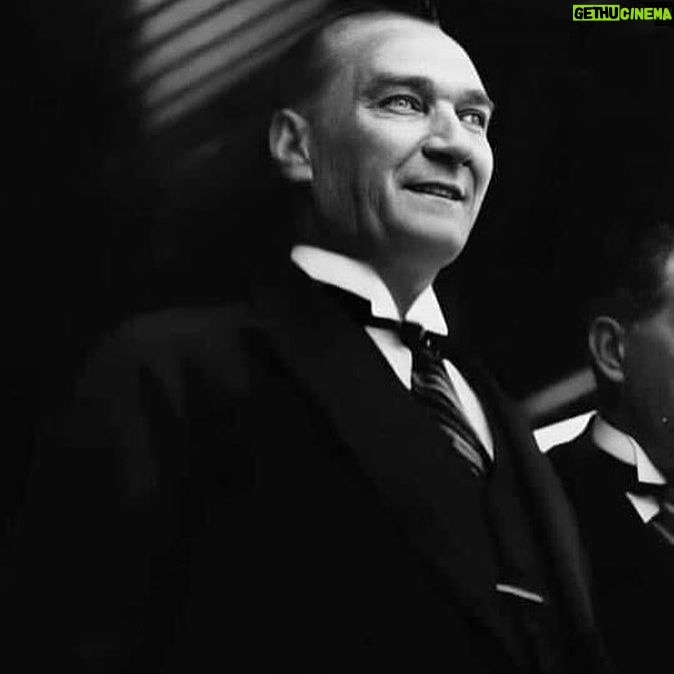 Yasemin Hadivent Instagram - “ Yurtta Sulh, Cihanda Sulh “ Bu sözü söylemiş olan bir liderin #GaziMustafaKemalAtatürk yurttaşı olmak ne büyük şans. 🤍 Cumhuriyetimizin kurucu lideri Atatürk ve yol arkadaşlarını sevgi, saygı ve dua ile anıyorum. Birbirimize ilgi ve saygı gösterdiğimiz, barışın hakim olduğu bir dünya düşüyle… İyi ki Doğdun Cumhuriyet ! 🕊️ #Cumhuriyet100Yaşında #anofficerandagentleman #MustafaKemal ♥️ #Atatürk💫#atatürkbizdenbiridir #100thanniversaryoftheturkishrepublic 🇹🇷