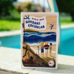 Yasemin Hadivent Instagram – Hayata ve birlikte yaşamaya dair ince, samimi bir kitap öneriyorum dokuz yaş üstü çocuklara, bir yanı hep çocuk kalmışlara. 

Barış İnce’nin yazdığı, Mavisu Demirağ’ın resimlediği #KıyıdakiÇocuklar harikulade. 

Hayal kurmanın gücü, oyun oynamanın zevki, önyargı, paylaşmak, mülkiyet, hoşgörü gibi kavramlar üzerine güçlü hikayesi ve birbirini besleyen samimi karakterleriyle kitabı elinizden bırakamıyorsunuz. Bazı bölüm başlarında anlatıcının okurla kurduğu sahici  ve incelikli diyalog da kitapla arkadaşlığınızı daha çok pekiştiriyor. 

Küçük kardeşlerim, sevgili dostlar; güldürürken düşündüren, sözü az, manası derin bu kitabı sizlerle paylaşmak istedim. Ne de olsa güzellikler paylaştıkça çoğalır. Öyleyse çoğalsın, güzellikle çoğalalım. 

#KıyıdakiÇocuklar #Barışİnce #MavisuDemirağ #Edebiyat #ÇocukEdebiyatı🌈☀️🌸🕊 #cançocukyayınları #cançocuk

🔸”Kitaplar böyledir işte. Sana yeni bir dünya verirler.”

🔸 “Elindeki kitabın sayfalarını kokla bak. Mis gibi dünya kokuyor.”
