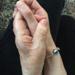 Yasemin Hadivent Instagram - Avuçlarının arasında kaybolurdu ellerim. Şimdiyse onun beni sarıp sarmaladığı gibi, ben sarıp sarmalıyorum onu. Çocukken hep aynı kalacak zannediyorsun! Oysa sen büyüdükçe, büyüklerin de aynı yaşta kalmıyor. Belki de sadece bu yüzden sevemedim büyümeyi. Hayat!... ************************************************************ Bu pamuk ellerin sahibesi anneannem. Beni “akça pakça kızım” diye seven o şefkatli, büyük yürek... Minnettarım!.. 12.06.2019 / İstanbul