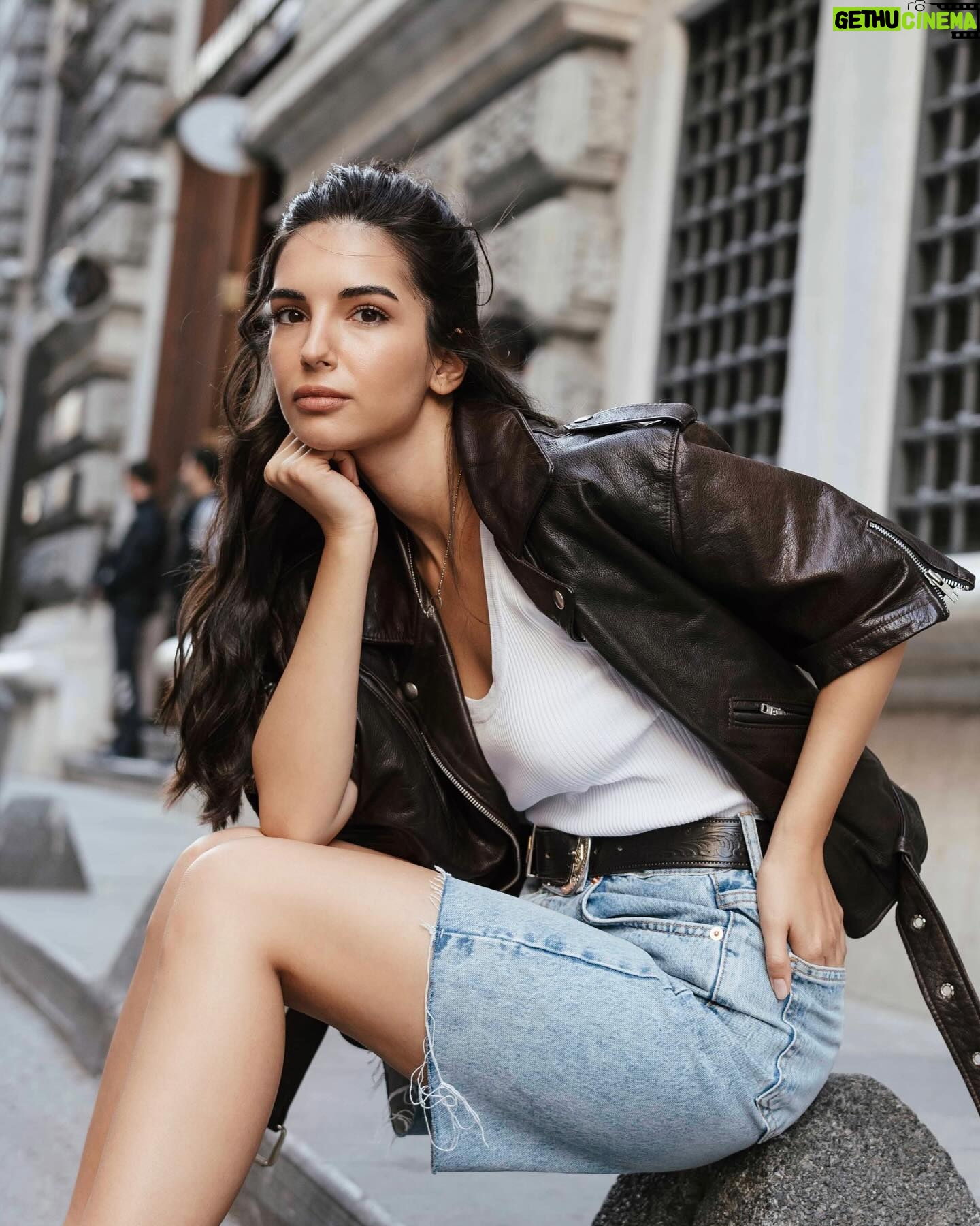 Yasemin Yazıcı Instagram - ah ne buldum! zamanında bayılıp çok baktığım için sonunda gözüme bi garip gelen fotoğraf Fotoğraf: @ayhanakbasofficial Styling: @imbernadeta Saç: @yuanless_ Makyaj: @hidayetkorkmaz_ Fotoğraf asistanı: @enisedkmc Menajerlik: @sokmentalent @ipekbocug