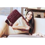 Yasemin Yazıcı Instagram – Yasemin Yazıcı’nın bu sezon radarına takılan parçalar arasında ‘çok şık, çok minimal’ olarak tanımladığı Etro siyah deri çizme ile Givenchy, Balenciaga ve Alexander McQueen denim çantalar var.

Yasemin Yazıcı, Bige Önal, Aslı Sümen ve ile ayakkabı ve çantalar eksenindeki röportajımız elle.com.tr’de..

@yaseminyaziciy @beymen @elleturkiye @elleinternational #BeymenXELLE #NewSeason #işbirliği

Yayın Direktörü: @meldanar13
Dijital Yayın Yönetmeni: @denizunaldi
Fotoğraf: @karademirburcu
Moda Direktörü: @asilasli
Yapımcı: @bcetins
Proje Editörü: @duyguhaksun, @busesaray
Moda Editörü: @incegizem
Saç: @mustafa_akguul
Makyaj: @yagizyoldas
Fotoğraf Asistanı: @ffurkanirmak
Moda Editörü Asistanları: @damlasutugtekin @melisbokee @selinsoydannn 
Saç Asistanı: @enesakizci
Makyaj Asistanı: @yelizacary
Yapımevi: @noeprojects
Mekan: @splendidpalasbuyukada

La Robe Cubista’ bej mini elbise, ‘Cubisto’ açık sarı deri topuklu ayakkabı, ‘Le Calino’ açık sarı deri çanta, üçü de JACQUEMUS/BEYMEN 
Gold kelepçe formlu bileklik, BOTTEGA VENETA/BEYMEN 
‘G-Tote’ sarı deri omuz çantası, GIVENCHY/BEYMEN 
Kahverengi deri çanta, CELINE/BEYMEN
Arkadaki çantalar: ‘Kalimero CiTa’ bordo deri omuz çantası, BOTTEGA VENETA/BEYMEN Arkadaki çantalar ‘Le Calino’ açık sarı deri çanta JACQUEMUS/BEYMEN 
Gold deri omuz çantası, FERRAGAMO/BEYMEN 
Krem deri omuz çantası, TORY BURCH/BEYMEN