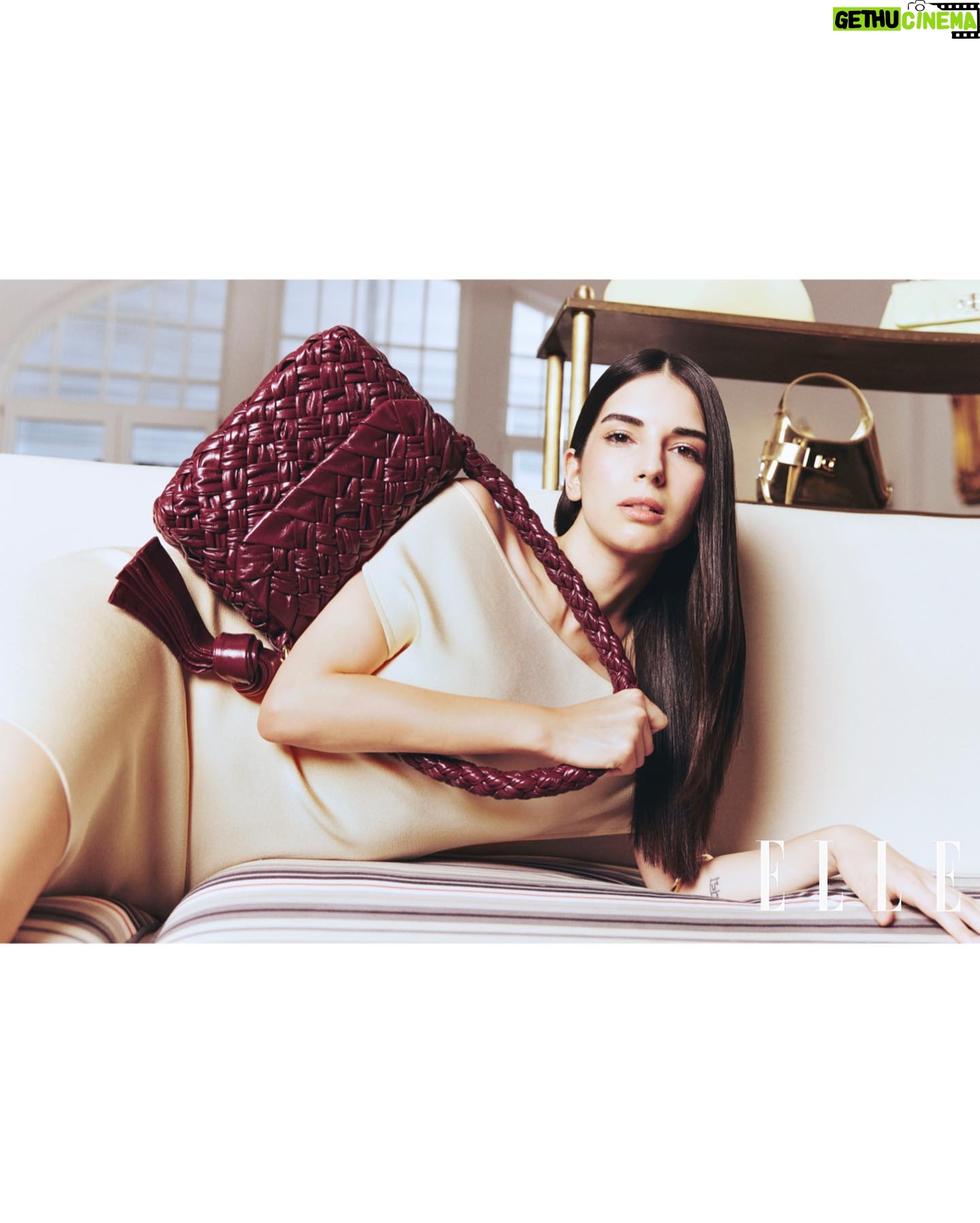 Yasemin Yazıcı Instagram - Yasemin Yazıcı’nın bu sezon radarına takılan parçalar arasında ‘çok şık, çok minimal’ olarak tanımladığı Etro siyah deri çizme ile Givenchy, Balenciaga ve Alexander McQueen denim çantalar var. Yasemin Yazıcı, Bige Önal, Aslı Sümen ve ile ayakkabı ve çantalar eksenindeki röportajımız elle.com.tr’de.. @yaseminyaziciy @beymen @elleturkiye @elleinternational #BeymenXELLE #NewSeason #işbirliği Yayın Direktörü: @meldanar13 Dijital Yayın Yönetmeni: @denizunaldi Fotoğraf: @karademirburcu Moda Direktörü: @asilasli Yapımcı: @bcetins Proje Editörü: @duyguhaksun, @busesaray Moda Editörü: @incegizem Saç: @mustafa_akguul Makyaj: @yagizyoldas Fotoğraf Asistanı: @ffurkanirmak Moda Editörü Asistanları: @damlasutugtekin @melisbokee @selinsoydannn Saç Asistanı: @enesakizci Makyaj Asistanı: @yelizacary Yapımevi: @noeprojects Mekan: @splendidpalasbuyukada La Robe Cubista’ bej mini elbise, ‘Cubisto’ açık sarı deri topuklu ayakkabı, ‘Le Calino’ açık sarı deri çanta, üçü de JACQUEMUS/BEYMEN Gold kelepçe formlu bileklik, BOTTEGA VENETA/BEYMEN ‘G-Tote’ sarı deri omuz çantası, GIVENCHY/BEYMEN Kahverengi deri çanta, CELINE/BEYMEN Arkadaki çantalar: ‘Kalimero CiTa’ bordo deri omuz çantası, BOTTEGA VENETA/BEYMEN Arkadaki çantalar ‘Le Calino’ açık sarı deri çanta JACQUEMUS/BEYMEN Gold deri omuz çantası, FERRAGAMO/BEYMEN Krem deri omuz çantası, TORY BURCH/BEYMEN