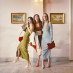 Yasemin Yazıcı Instagram – Stilleri ile ilham veren Bige Önal, Aslı Sümen ve Yasemin Yazıcı sezonun öne çıkan parçalarıyla bir ada hikayesinde bir araya geldi. Bige Önal, Yasemin Yazıcı ve Aslı Sümen ile ayakkabı ve çantalar eksenindeki röportajımız yakında elle.com.tr’de..

@bigeonal @yaseminyaziciy @asliisumen @beymen @elleturkiye @elleinternational #BeymenXElle #NewSeason #işbirliği

Yayın Direktörü: @meldanar13
Proje yöneticisi: @denizunaldi
Yönetmen: @eyment
Görüntü Yönetmeni: @candolu
Moda Direktörü: @asilasli
Yapımcı: @bcetins
Proje Editörü: @duyguhaksun, @busesaray
Moda Editörü: @incegizem
Saç: @mustafa_akguul
Makyaj: @yagizyoldas
Yardımcı yönetmen: Pınar Güner
Yapımevi: @noeprojects
Prodüksiyon Asistanı: @emirhnsn
Işık Şefi: @ugrkaraca1
Focus Puller : @firatlevendoglu
Kamera Asistanları Burak Reis, Mehmet Aridas
DIT : Ahmet Polat
Post production: @flodpost
Moda Editörü Asistanları: @damlasutugtekin @melisbokee @selinsoydannn 
Saç Asistanı: @enesakizci
Makyaj Asistanı: @yelizacary
Colorist: Okan Heptas / @flodpost
Mekan: @splendidpalasbuyukada