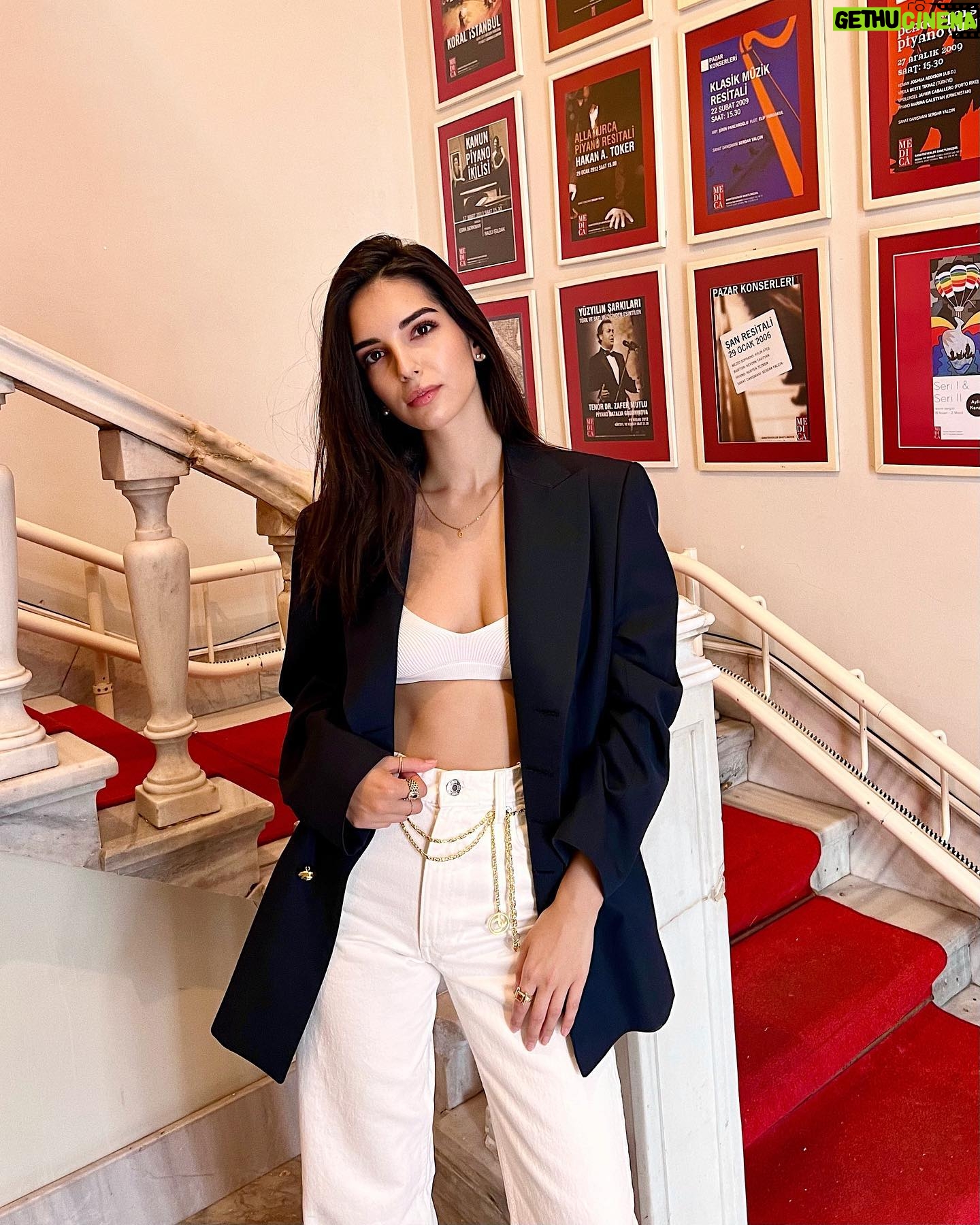 Yasemin Yazıcı - 29.6K Likes - Üç Renk üçlemesi 🔵⚪️🔴