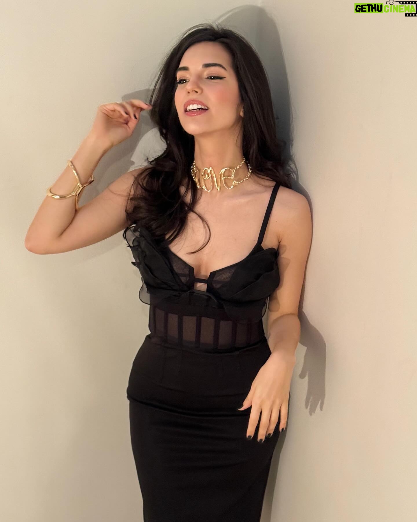 Yasemin Yazıcı Instagram - LOVElandık #sevmekyüzünden
