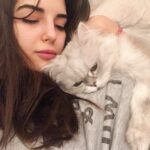 Yasemin Yazıcı Instagram - Sevgili Duman’ım, Çocukken kedilerden çok korkardım. Bu korkumu aşabilmem için seni sahiplendik. Meğer sen tüylü bir melekmişsin. Bir kez olsun beni tırmalamadın veya ısırmadın ya, teşekkür ederim minnoşum. Beraber uyurduk, birlikte ders çalışır, filmler izler, ve hatta spor yapardık. Tek çocuklu ailemde kardeşim oldun. Hayatımıza 16 yıl boyunca mutluluk getirdin. 4 sene önce hastalandığında veterinerin seni uyutmamızı önerdi. Neyse ki, daha fazla zamanla kutsandık ve sen hayatımızı bütün enerjinle aydınlatmaya devam ettin. Yıllar geçti ve 14 Ekim günü benden küçük bir kedi yavrusu olarak girdiğin evden kedi yaşıyla babamdan büyük olarak ayrıldın. Umarım cennette senin için sonsuz muhallebi, oturabileceğin güzel kutular, her zaman açık kapılar ve musluğundan sonsuz akan su vardır. Seni kucağımda izlediğin gibi güzel kuşlarla çevrili hayal ediyorum. Seni şimdiden çok özlüyoruz canım minnoşum. Paylaştığımız sevgi de anılar da kalbimde sonsuza kadar yaşayacak. Tekrar buluşana kadar huzur içinde dinlen. Tüm sevgimle, Yasemin