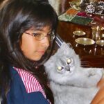 Yasemin Yazıcı Instagram – Sevgili Duman’ım,

Çocukken kedilerden çok korkardım. Bu korkumu aşabilmem için seni sahiplendik.  Meğer sen tüylü bir melekmişsin. Bir kez olsun beni tırmalamadın veya ısırmadın ya, teşekkür ederim minnoşum. Beraber uyurduk, birlikte ders çalışır, filmler izler, ve hatta spor yapardık. Tek çocuklu ailemde kardeşim oldun. Hayatımıza 16 yıl boyunca mutluluk getirdin.

4 sene önce hastalandığında veterinerin seni uyutmamızı önerdi. Neyse ki, daha fazla zamanla kutsandık ve sen hayatımızı bütün enerjinle aydınlatmaya devam ettin.
Yıllar geçti ve 14 Ekim günü benden küçük bir kedi yavrusu olarak girdiğin evden kedi yaşıyla babamdan büyük olarak ayrıldın. Umarım cennette senin için sonsuz muhallebi, oturabileceğin güzel kutular, her zaman açık kapılar ve musluğundan sonsuz akan su vardır.

Seni kucağımda izlediğin gibi güzel kuşlarla çevrili hayal ediyorum. Seni şimdiden çok özlüyoruz canım minnoşum. Paylaştığımız sevgi de anılar da kalbimde sonsuza kadar yaşayacak. Tekrar buluşana kadar huzur içinde dinlen.

Tüm sevgimle,
Yasemin