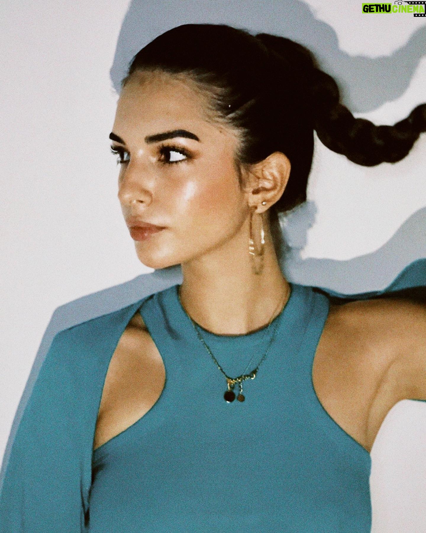 Yasemin Yazıcı - 33.8K Likes - Bolero modanın soğanlı menemenidir. Bölücüdür. Change my mind.