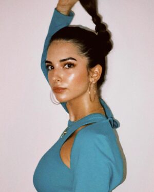 Yasemin Yazıcı Instagram - Bolero modanın soğanlı menemenidir. Bölücüdür. Change my mind.