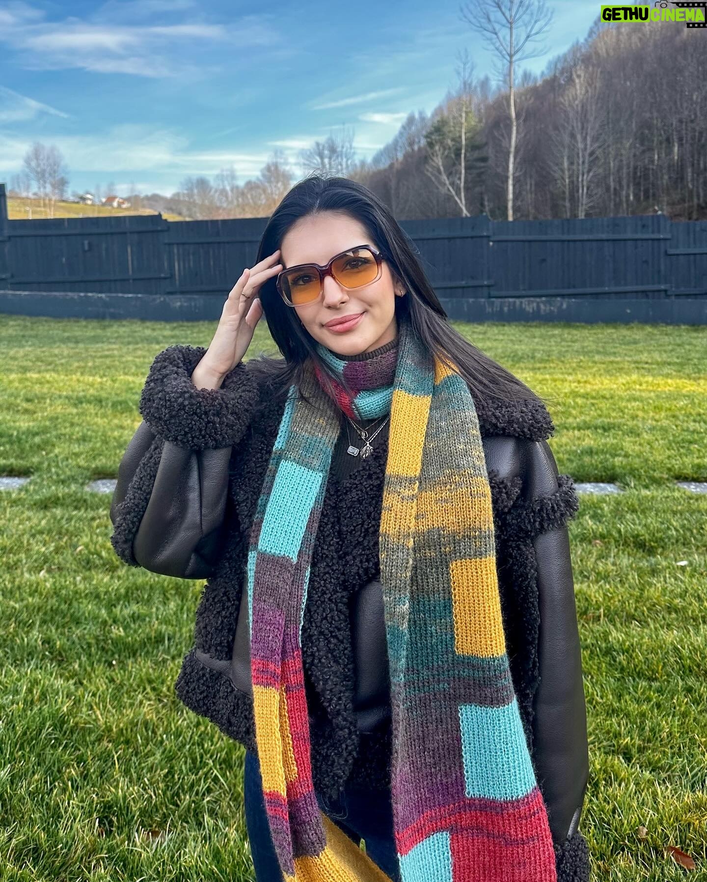 Yasemin Yazıcı Instagram - Savaşsız, depremsiz, uzaylı istilasız bir sene olsun. İçimdeki çocuk nedense 2024’ten çok umutlu. İnşallah sizin seneniz hayal ettiğimden de güzel olur 💗
