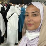 Yasmine Ghaith Instagram - كنت بتمنى زيارة المدينة و مسجد حبيبي رسول الله (ﷺ) بس بإذن الله يكتب لي العودة قريباً 🤲🏾🤍 عايزة أحكيلكم شوية عن إحساسي و تقولولي لو حد حس بنفس الإحساس ده في أول زيارة للكعبة ولا ده أنا بس؟ أنا حسيت إن ١) الطواف هو ملخص لشقاء الدنيا (مش بحاول أبقى عميقة والله و كدة بس ده كان إحساسي و أميرة صاحبتي جالها نفس الإحساس 😄)….تعب و لف و شقاء و مجهود علشان توصل لإلي إنت عايزة… (ملخص الدنيا) ٢) السعي بين الصفا و المروة هو ملخص للآخرة (يوم القيامة)…جري، كلنا بعمل نفس الحاجة، باصين قدامنا، مركزين في نفسنا و بنجري… (ملخص للآخرة) حد فيكم حس الإحساس ده؟ ولا حسيته بإيه؟ حبايبي بعتولي دعوات كتير، أنا للأسف رجعت بس دعيت إن ربنا يتقبل كل دعوة حد وصاني أو هيوصلنا بيها فيارب يتقبل و ربنا يكتبهالنا جميعا كتييييير يا رب مرات و مرات طول العمر 🤍🙏🏾