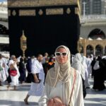 Yasmine Ghaith Instagram - حلم من أحلام حياتي إتحقق، أو نص الحلم…لأول مرة في حياتي عمره 🤍🤍🤍 زيارة بيت الله الحرام و العمره، و النص التاني اللي لسة ماتحققش هو زيارة رسول الله (ﷺ) رغم المجهود الراهيب و التعب اللي مش قادرة أوصفه و رجلي اللي إتلوت و الدوخة و الvomiting من كتر قلة النوم و التعب لسرعة العمره…إلّا إنّي قديت يومين من أحلى أيام حياتي، زي الحلم… مع صاحبة عمري و أختي و أول عمره ليها هي كمان…و بعد ما فقدت خالتي و إبن خالتي حبايبي، ربنا إختارني أروح في الوقت ده علشانهم همه كمان، ربنا يجعلهم من أهل الفردوس الأعلى و يقبل دعائي ليكم حبايب قلبي اللي وحشوني قوي 🤍🤲🏾 اللهم تقبل مني و من كل الناس و إرزق كل مشتاق يا رب و إكتبهالي مرّات كتير يا رب و المرة الجاية بزيارة رسول الله اللهم آمين…