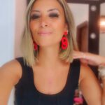 Yasmine Ghaith Instagram - ٩ شهور...يعني تقريبا ٣/٤ السنة (٢٠٢٢ علي ٢٠٢٣) كانوا أقل ما يقال عليهم عذاب...جسدي و معنوي... (Swipe to see my best friend) غير العمليات و الأوجاع و الأسابيع اللي قضيتها في المستشفيات، كان فيه إبني...ولد عنده ١٠ سنين، مامته بتعمله ٩٠% من حاجته و بتوديه تمارينه و حصص الرسم بتاعته و و و.....لفجأه مامي نزلت راحت المستشفي و مش عارفين عندها إيه ولا هترجع إمتي...و ده كان عذاب لوحده بالنسبالي و كان أكبر همي، لدرجة إني كنت و أنا لسة بفوق من التخدير ماباقولش غير "مالك" 🤷🏽‍♀️ الحقيقة إن الأطفال (من رحمة ربنا) بيستوعبوا كل حاجة طبعا لكن ربنا بيخلي كل حاجة تنزل عليهم برحمة و أبسط من تخيلنا...إبني كان زعلان و مهموم و كانوا صحابي مش بيسبوه و بيخرجوه طول الوقت معاهم لكن حكولي بعد كدة إنه كان بيكون برده مهموم و زعلان...لكن ربنا رحيم و بيخلي كل حاجة تعدي عليهم بطريقة أبسط... رجع حضني تاني ألف حمد و شكر ليك يا رب 🧿🧿🧿 و قدرت نعم ربنا عليا أكتر من الأول تاني (اللهم ديمها نعمة يا رب)، و الحياة تصعب عليا أكتر بأوجاع و فحوصات أعيش بيها أكتر و أكتر و لكن يبقي شئ واحد أكيد، إن ربنا خطته أحسن من ألف خطة بنحطها لنفسنا... مش هنعرف السبب و الخطة الأحسن علي طول، بس هنعرف في يوم من الأيام! بحبكم 💙 #WonderWomanIsBack #WonderWomanTheyCallMe #AlwaysWearYourSmile