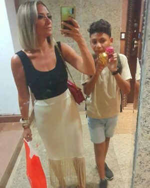 Yasmine Ghaith Instagram - ٩ شهور...يعني تقريبا ٣/٤ السنة (٢٠٢٢ علي ٢٠٢٣) كانوا أقل ما يقال عليهم عذاب...جسدي و معنوي...
(Swipe to see my best friend)

غير العمليات و الأوجاع و الأسابيع اللي قضيتها في المستشفيات، كان فيه إبني...ولد عنده ١٠ سنين، مامته بتعمله ٩٠% من حاجته و بتوديه تمارينه و حصص الرسم بتاعته و و و.....لفجأه مامي نزلت راحت المستشفي و مش عارفين عندها إيه ولا هترجع إمتي...و ده كان عذاب لوحده بالنسبالي و كان أكبر همي، لدرجة إني كنت و أنا لسة بفوق من التخدير ماباقولش غير "مالك" 🤷🏽‍♀️

الحقيقة إن الأطفال (من رحمة ربنا) بيستوعبوا كل حاجة طبعا لكن ربنا بيخلي كل حاجة تنزل عليهم برحمة و أبسط من تخيلنا...إبني كان زعلان و مهموم و كانوا صحابي مش بيسبوه و بيخرجوه طول الوقت معاهم لكن حكولي بعد كدة إنه كان بيكون برده مهموم و زعلان...لكن ربنا رحيم و بيخلي كل حاجة تعدي عليهم بطريقة أبسط...

رجع حضني تاني ألف حمد و شكر ليك يا رب 🧿🧿🧿 و قدرت نعم ربنا عليا أكتر من الأول تاني (اللهم ديمها نعمة يا رب)، و الحياة تصعب عليا أكتر بأوجاع و فحوصات أعيش بيها أكتر و أكتر و لكن يبقي شئ واحد أكيد، إن ربنا خطته أحسن من ألف خطة بنحطها لنفسنا... مش هنعرف السبب و الخطة الأحسن علي طول، بس هنعرف في يوم من الأيام!

بحبكم 💙

#WonderWomanIsBack #WonderWomanTheyCallMe #AlwaysWearYourSmile