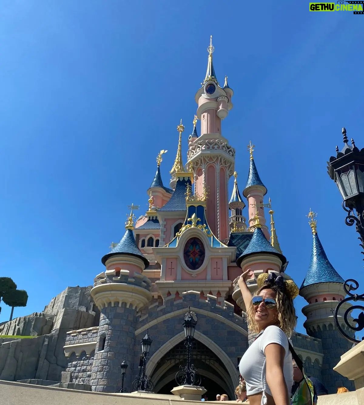 Yasmine Ghaith Instagram - Because in my mind, I'm a Disney Princess ๐ธ๐ฝ So I had an early birthday celebration at the happiest place on earth ๐ฐ Disney ุฅุญุชููุช ุจุฏุฑู ุดููุฉ ุจุนูุฏ ู
ููุงุฏู ูู ุฃุญูู ู
ูุงู ูู ุงูุนุงูู
๐ Happy birthdayyyyyyyy to me...Forever young ๐๐พ