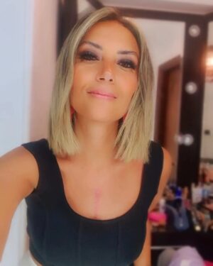 Yasmine Ghaith Instagram - ٩ شهور...يعني تقريبا ٣/٤ السنة (٢٠٢٢ علي ٢٠٢٣) كانوا أقل ما يقال عليهم عذاب...جسدي و معنوي...
(Swipe to see my best friend)

غير العمليات و الأوجاع و الأسابيع اللي قضيتها في المستشفيات، كان فيه إبني...ولد عنده ١٠ سنين، مامته بتعمله ٩٠% من حاجته و بتوديه تمارينه و حصص الرسم بتاعته و و و.....لفجأه مامي نزلت راحت المستشفي و مش عارفين عندها إيه ولا هترجع إمتي...و ده كان عذاب لوحده بالنسبالي و كان أكبر همي، لدرجة إني كنت و أنا لسة بفوق من التخدير ماباقولش غير "مالك" 🤷🏽‍♀️

الحقيقة إن الأطفال (من رحمة ربنا) بيستوعبوا كل حاجة طبعا لكن ربنا بيخلي كل حاجة تنزل عليهم برحمة و أبسط من تخيلنا...إبني كان زعلان و مهموم و كانوا صحابي مش بيسبوه و بيخرجوه طول الوقت معاهم لكن حكولي بعد كدة إنه كان بيكون برده مهموم و زعلان...لكن ربنا رحيم و بيخلي كل حاجة تعدي عليهم بطريقة أبسط...

رجع حضني تاني ألف حمد و شكر ليك يا رب 🧿🧿🧿 و قدرت نعم ربنا عليا أكتر من الأول تاني (اللهم ديمها نعمة يا رب)، و الحياة تصعب عليا أكتر بأوجاع و فحوصات أعيش بيها أكتر و أكتر و لكن يبقي شئ واحد أكيد، إن ربنا خطته أحسن من ألف خطة بنحطها لنفسنا... مش هنعرف السبب و الخطة الأحسن علي طول، بس هنعرف في يوم من الأيام!

بحبكم 💙

#WonderWomanIsBack #WonderWomanTheyCallMe #AlwaysWearYourSmile