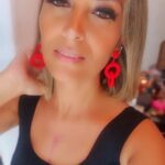 Yasmine Ghaith Instagram - ٩ شهور...يعني تقريبا ٣/٤ السنة (٢٠٢٢ علي ٢٠٢٣) كانوا أقل ما يقال عليهم عذاب...جسدي و معنوي... (Swipe to see my best friend) غير العمليات و الأوجاع و الأسابيع اللي قضيتها في المستشفيات، كان فيه إبني...ولد عنده ١٠ سنين، مامته بتعمله ٩٠% من حاجته و بتوديه تمارينه و حصص الرسم بتاعته و و و.....لفجأه مامي نزلت راحت المستشفي و مش عارفين عندها إيه ولا هترجع إمتي...و ده كان عذاب لوحده بالنسبالي و كان أكبر همي، لدرجة إني كنت و أنا لسة بفوق من التخدير ماباقولش غير "مالك" 🤷🏽‍♀️ الحقيقة إن الأطفال (من رحمة ربنا) بيستوعبوا كل حاجة طبعا لكن ربنا بيخلي كل حاجة تنزل عليهم برحمة و أبسط من تخيلنا...إبني كان زعلان و مهموم و كانوا صحابي مش بيسبوه و بيخرجوه طول الوقت معاهم لكن حكولي بعد كدة إنه كان بيكون برده مهموم و زعلان...لكن ربنا رحيم و بيخلي كل حاجة تعدي عليهم بطريقة أبسط... رجع حضني تاني ألف حمد و شكر ليك يا رب 🧿🧿🧿 و قدرت نعم ربنا عليا أكتر من الأول تاني (اللهم ديمها نعمة يا رب)، و الحياة تصعب عليا أكتر بأوجاع و فحوصات أعيش بيها أكتر و أكتر و لكن يبقي شئ واحد أكيد، إن ربنا خطته أحسن من ألف خطة بنحطها لنفسنا... مش هنعرف السبب و الخطة الأحسن علي طول، بس هنعرف في يوم من الأيام! بحبكم 💙 #WonderWomanIsBack #WonderWomanTheyCallMe #AlwaysWearYourSmile