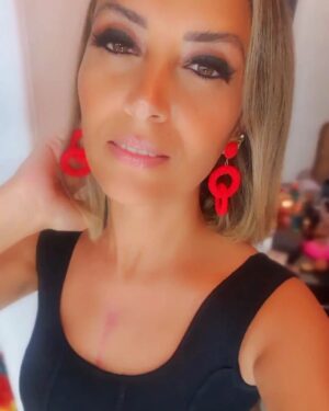 Yasmine Ghaith Instagram - ٩ شهور...يعني تقريبا ٣/٤ السنة (٢٠٢٢ علي ٢٠٢٣) كانوا أقل ما يقال عليهم عذاب...جسدي و معنوي...
(Swipe to see my best friend)

غير العمليات و الأوجاع و الأسابيع اللي قضيتها في المستشفيات، كان فيه إبني...ولد عنده ١٠ سنين، مامته بتعمله ٩٠% من حاجته و بتوديه تمارينه و حصص الرسم بتاعته و و و.....لفجأه مامي نزلت راحت المستشفي و مش عارفين عندها إيه ولا هترجع إمتي...و ده كان عذاب لوحده بالنسبالي و كان أكبر همي، لدرجة إني كنت و أنا لسة بفوق من التخدير ماباقولش غير "مالك" 🤷🏽‍♀️

الحقيقة إن الأطفال (من رحمة ربنا) بيستوعبوا كل حاجة طبعا لكن ربنا بيخلي كل حاجة تنزل عليهم برحمة و أبسط من تخيلنا...إبني كان زعلان و مهموم و كانوا صحابي مش بيسبوه و بيخرجوه طول الوقت معاهم لكن حكولي بعد كدة إنه كان بيكون برده مهموم و زعلان...لكن ربنا رحيم و بيخلي كل حاجة تعدي عليهم بطريقة أبسط...

رجع حضني تاني ألف حمد و شكر ليك يا رب 🧿🧿🧿 و قدرت نعم ربنا عليا أكتر من الأول تاني (اللهم ديمها نعمة يا رب)، و الحياة تصعب عليا أكتر بأوجاع و فحوصات أعيش بيها أكتر و أكتر و لكن يبقي شئ واحد أكيد، إن ربنا خطته أحسن من ألف خطة بنحطها لنفسنا... مش هنعرف السبب و الخطة الأحسن علي طول، بس هنعرف في يوم من الأيام!

بحبكم 💙

#WonderWomanIsBack #WonderWomanTheyCallMe #AlwaysWearYourSmile