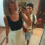 Yasmine Ghaith Instagram - ٩ شهور...يعني تقريبا ٣/٤ السنة (٢٠٢٢ علي ٢٠٢٣) كانوا أقل ما يقال عليهم عذاب...جسدي و معنوي... (Swipe to see my best friend) غير العمليات و الأوجاع و الأسابيع اللي قضيتها في المستشفيات، كان فيه إبني...ولد عنده ١٠ سنين، مامته بتعمله ٩٠% من حاجته و بتوديه تمارينه و حصص الرسم بتاعته و و و.....لفجأه مامي نزلت راحت المستشفي و مش عارفين عندها إيه ولا هترجع إمتي...و ده كان عذاب لوحده بالنسبالي و كان أكبر همي، لدرجة إني كنت و أنا لسة بفوق من التخدير ماباقولش غير "مالك" 🤷🏽‍♀️ الحقيقة إن الأطفال (من رحمة ربنا) بيستوعبوا كل حاجة طبعا لكن ربنا بيخلي كل حاجة تنزل عليهم برحمة و أبسط من تخيلنا...إبني كان زعلان و مهموم و كانوا صحابي مش بيسبوه و بيخرجوه طول الوقت معاهم لكن حكولي بعد كدة إنه كان بيكون برده مهموم و زعلان...لكن ربنا رحيم و بيخلي كل حاجة تعدي عليهم بطريقة أبسط... رجع حضني تاني ألف حمد و شكر ليك يا رب 🧿🧿🧿 و قدرت نعم ربنا عليا أكتر من الأول تاني (اللهم ديمها نعمة يا رب)، و الحياة تصعب عليا أكتر بأوجاع و فحوصات أعيش بيها أكتر و أكتر و لكن يبقي شئ واحد أكيد، إن ربنا خطته أحسن من ألف خطة بنحطها لنفسنا... مش هنعرف السبب و الخطة الأحسن علي طول، بس هنعرف في يوم من الأيام! بحبكم 💙 #WonderWomanIsBack #WonderWomanTheyCallMe #AlwaysWearYourSmile