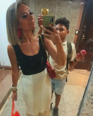 Yasmine Ghaith Instagram - ٩ شهور...يعني تقريبا ٣/٤ السنة (٢٠٢٢ علي ٢٠٢٣) كانوا أقل ما يقال عليهم عذاب...جسدي و معنوي...
(Swipe to see my best friend)

غير العمليات و الأوجاع و الأسابيع اللي قضيتها في المستشفيات، كان فيه إبني...ولد عنده ١٠ سنين، مامته بتعمله ٩٠% من حاجته و بتوديه تمارينه و حصص الرسم بتاعته و و و.....لفجأه مامي نزلت راحت المستشفي و مش عارفين عندها إيه ولا هترجع إمتي...و ده كان عذاب لوحده بالنسبالي و كان أكبر همي، لدرجة إني كنت و أنا لسة بفوق من التخدير ماباقولش غير "مالك" 🤷🏽‍♀️

الحقيقة إن الأطفال (من رحمة ربنا) بيستوعبوا كل حاجة طبعا لكن ربنا بيخلي كل حاجة تنزل عليهم برحمة و أبسط من تخيلنا...إبني كان زعلان و مهموم و كانوا صحابي مش بيسبوه و بيخرجوه طول الوقت معاهم لكن حكولي بعد كدة إنه كان بيكون برده مهموم و زعلان...لكن ربنا رحيم و بيخلي كل حاجة تعدي عليهم بطريقة أبسط...

رجع حضني تاني ألف حمد و شكر ليك يا رب 🧿🧿🧿 و قدرت نعم ربنا عليا أكتر من الأول تاني (اللهم ديمها نعمة يا رب)، و الحياة تصعب عليا أكتر بأوجاع و فحوصات أعيش بيها أكتر و أكتر و لكن يبقي شئ واحد أكيد، إن ربنا خطته أحسن من ألف خطة بنحطها لنفسنا... مش هنعرف السبب و الخطة الأحسن علي طول، بس هنعرف في يوم من الأيام!

بحبكم 💙

#WonderWomanIsBack #WonderWomanTheyCallMe #AlwaysWearYourSmile