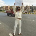 Yasmine Ghaith Instagram - . قولت أعمل إحتفالين في واحد... يوم ٢٢.٢.٢٠٢٢ من أهم تواريخ حياتي، علشان من ٥ سنين كان ده آخر يوم آخد فيه كيماوي و تبدأ حياتي تتغير للأبد... و علشان حياتي إتغيرت و إتعلمت كتير، قررت أحاول أغير حياة غيري و أكون مؤثرة بطريقتي و بالحاجات اللي إتعلمتها في الرحلة... فبمناسبة كمان اليوم العالمي للمرأة قلت مافيش فرصة أحسن من ديه أعبر فيها عن نفسي و عن ستات كتير غيري... في ٥ سنين عرفت حاجات عن نفسي ماكنتش أعرف إنها موجودة من ضمنها إني قوية قوي و ضعيفة قوي في نفس الوقت...و طبيعي نكون الإتنين..إحنا بشر... في ال٥ سنين عملت حاجات المجتمع كان بيفهمنا إننا كستات ماينفعش نعملها (منها إني لما شعري وقع و قررت أخرج من غير شعر عادي)...حسيت إني عايزة أبقي براحتي و أعمل اللي أنا عايزاه من غير مافكر في المجتمع ولا في الناس هتقول إيه... فلخصتلكم كل الأحاسيس دي في الكلام اللي في الصور، الست مش محتاجة مسمي معين لاللي هي عايزة تعمله في حياتها، فمن الآخر كدة يا جماعة #الست_براحتها 😁😜 و بمناسبة ال٥ سنين اللي فاتوا دول برده و السؤال الكليشيه اللي بنتسأله كتير "شايفة نفسك فين ٥ سنين من دلوقتي" سألته أنا لنفسي من ٥ سنين و حضرتلكم حاجة كان نفسي أعملها من زمان و بقالي سنتين بجهز لها و جه وقتها...هقول لكم عليها في البوست الجاي 😘❤ #٥_سنين_حياة #اليوم_العالمي_للمرأة #InternationalWomensDay #WonderWomanTheyCallMe