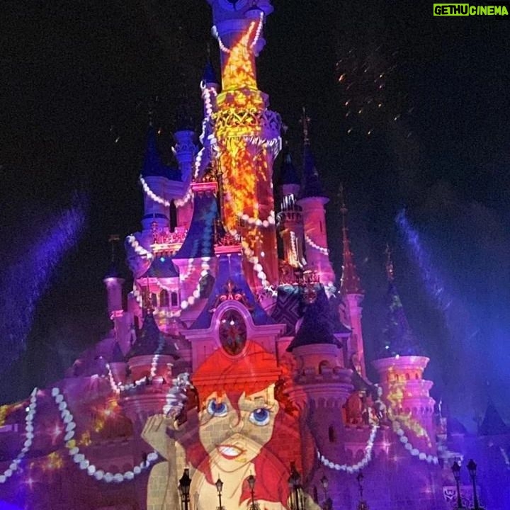 Yasmine Ghaith Instagram - Because in my mind, I'm a Disney Princess ๐ธ๐ฝ So I had an early birthday celebration at the happiest place on earth ๐ฐ Disney ุฅุญุชููุช ุจุฏุฑู ุดููุฉ ุจุนูุฏ ู
ููุงุฏู ูู ุฃุญูู ู
ูุงู ูู ุงูุนุงูู
๐ Happy birthdayyyyyyyy to me...Forever young ๐๐พ