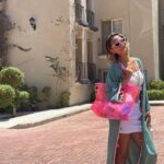 Yasmine Ghaith Instagram - الحياة علمتني إنها صعبة، أوقات مستحيلة، متعبة، مؤلمة، و مليانة عذاب... بس كمان علمتني إني لما بركز علي "الأمل"، علي الإيجابية، علي الجلو اللي فيها، اللي مش بندوقه غير بعد كل الوحش اللي فوق... بحاول أقف علي رجلي تاني، مش سهلة، بس بحاول... لسة عندي ألم بس مكملة... لسة بعيط و بزعل من غير أسباب حقيقية في أوقات كتير من كتر صعوبة اللي عديت و بعدي بيه... عايشة بفحوصات كل شهر و ٢ و ٣ و ٦ يعني طول الوقت تقريبا 😄 بس بحاول أستمتع بالحياة بينهم... عايشة بصعوبة بس ألف حمد و شكر "لسة عايشة" Isn't this a blessing on its own to celebrate? Every single day of our lives? Simply, enjoy living, hustling, and existing 🤍 بحبكم و بحاول أرجع علشانكم