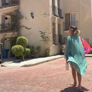 Yasmine Ghaith Instagram - الحياة علمتني إنها صعبة، أوقات مستحيلة، متعبة، مؤلمة، و مليانة عذاب...

بس كمان علمتني إني لما بركز علي "الأمل"، علي الإيجابية، علي الجلو اللي فيها، اللي مش بندوقه غير بعد كل الوحش اللي فوق...

بحاول أقف علي رجلي تاني، مش سهلة، بس بحاول...

لسة عندي ألم بس مكملة...

لسة بعيط و بزعل من غير أسباب حقيقية في أوقات كتير من كتر صعوبة اللي عديت و بعدي بيه...

عايشة بفحوصات كل شهر و ٢ و ٣ و ٦ يعني طول الوقت تقريبا 😄 بس بحاول أستمتع بالحياة بينهم...

عايشة بصعوبة بس ألف حمد و شكر "لسة عايشة"

Isn't this a blessing on its own to celebrate? Every single day of our lives?

Simply, enjoy living, hustling, and existing 🤍 بحبكم و بحاول أرجع علشانكم