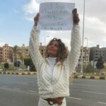 Yasmine Ghaith Instagram - . قولت أعمل إحتفالين في واحد... يوم ٢٢.٢.٢٠٢٢ من أهم تواريخ حياتي، علشان من ٥ سنين كان ده آخر يوم آخد فيه كيماوي و تبدأ حياتي تتغير للأبد... و علشان حياتي إتغيرت و إتعلمت كتير، قررت أحاول أغير حياة غيري و أكون مؤثرة بطريقتي و بالحاجات اللي إتعلمتها في الرحلة... فبمناسبة كمان اليوم العالمي للمرأة قلت مافيش فرصة أحسن من ديه أعبر فيها عن نفسي و عن ستات كتير غيري... في ٥ سنين عرفت حاجات عن نفسي ماكنتش أعرف إنها موجودة من ضمنها إني قوية قوي و ضعيفة قوي في نفس الوقت...و طبيعي نكون الإتنين..إحنا بشر... في ال٥ سنين عملت حاجات المجتمع كان بيفهمنا إننا كستات ماينفعش نعملها (منها إني لما شعري وقع و قررت أخرج من غير شعر عادي)...حسيت إني عايزة أبقي براحتي و أعمل اللي أنا عايزاه من غير مافكر في المجتمع ولا في الناس هتقول إيه... فلخصتلكم كل الأحاسيس دي في الكلام اللي في الصور، الست مش محتاجة مسمي معين لاللي هي عايزة تعمله في حياتها، فمن الآخر كدة يا جماعة #الست_براحتها 😁😜 و بمناسبة ال٥ سنين اللي فاتوا دول برده و السؤال الكليشيه اللي بنتسأله كتير "شايفة نفسك فين ٥ سنين من دلوقتي" سألته أنا لنفسي من ٥ سنين و حضرتلكم حاجة كان نفسي أعملها من زمان و بقالي سنتين بجهز لها و جه وقتها...هقول لكم عليها في البوست الجاي 😘❤ #٥_سنين_حياة #اليوم_العالمي_للمرأة #InternationalWomensDay #WonderWomanTheyCallMe