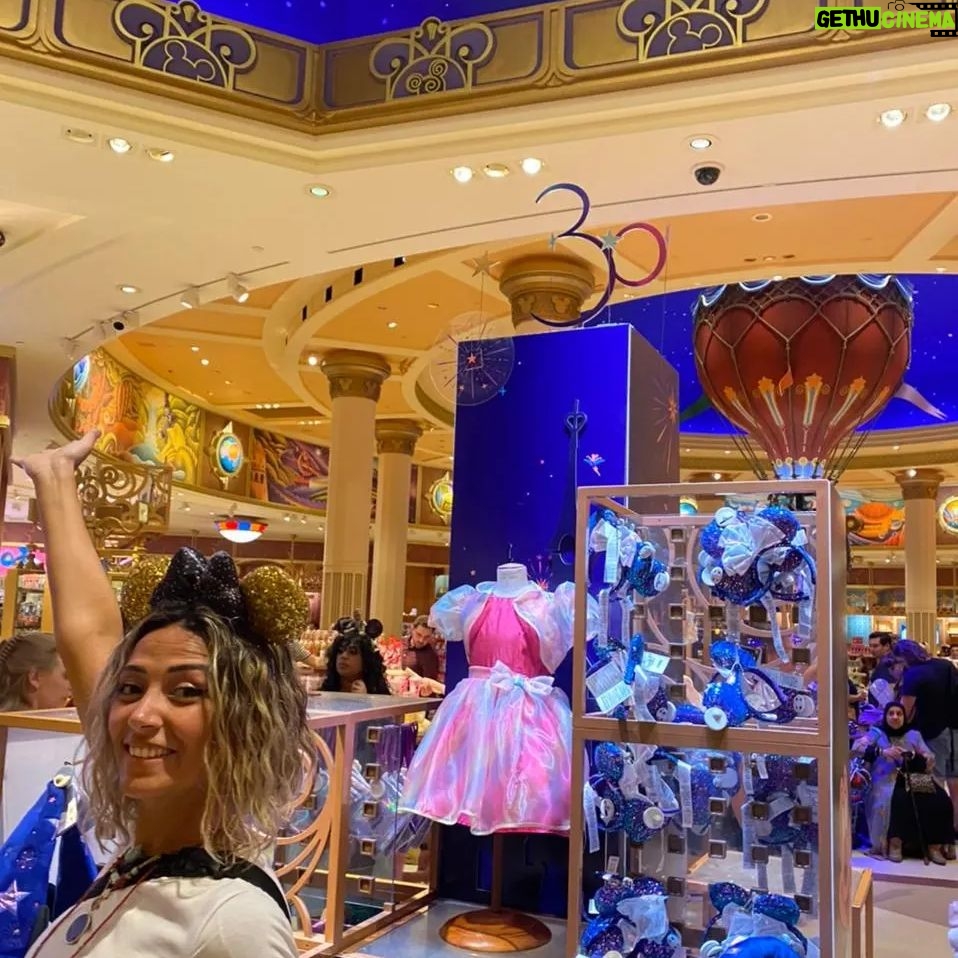 Yasmine Ghaith Instagram - Because in my mind, I'm a Disney Princess ๐ธ๐ฝ So I had an early birthday celebration at the happiest place on earth ๐ฐ Disney ุฅุญุชููุช ุจุฏุฑู ุดููุฉ ุจุนูุฏ ู
ููุงุฏู ูู ุฃุญูู ู
ูุงู ูู ุงูุนุงูู
๐ Happy birthdayyyyyyyy to me...Forever young ๐๐พ
