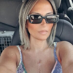 Yasmine Ghaith Instagram - الحياة علمتني إنها صعبة، أوقات مستحيلة، متعبة، مؤلمة، و مليانة عذاب...

بس كمان علمتني إني لما بركز علي "الأمل"، علي الإيجابية، علي الجلو اللي فيها، اللي مش بندوقه غير بعد كل الوحش اللي فوق...

بحاول أقف علي رجلي تاني، مش سهلة، بس بحاول...

لسة عندي ألم بس مكملة...

لسة بعيط و بزعل من غير أسباب حقيقية في أوقات كتير من كتر صعوبة اللي عديت و بعدي بيه...

عايشة بفحوصات كل شهر و ٢ و ٣ و ٦ يعني طول الوقت تقريبا 😄 بس بحاول أستمتع بالحياة بينهم...

عايشة بصعوبة بس ألف حمد و شكر "لسة عايشة"

Isn't this a blessing on its own to celebrate? Every single day of our lives?

Simply, enjoy living, hustling, and existing 🤍 بحبكم و بحاول أرجع علشانكم