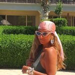Yasmine Ghaith Instagram - _____ طول عمري بحب أدور في حاجات مامتي القديمة، حلقان، سلاسل....إلخ و أخودهم و ألبس طقم كامل بس علشان الحلق مثلا! زي مانا عاملة هنا بالظبط! 😁 حد كان بيعمل زيي؟ I've always loved that gypsy look! I've always loved looking in my mom's jewellery boxes, take(steal) some and create a whole look based on the piece I want to wear hehe I even used to take her very shiny bracelets, wear them all together and go to my lessons beehom wana fel madrasa w tab3an kont bathaza2 w bat3akeb 😂🤦🏽‍♀️ تفوت الأيام و تبقي دي بدايتي و أعمل my own jewellery line 🤷🏽‍♀️ #@ygpieces I'm wearing my mom's vintage earrings here 💜
