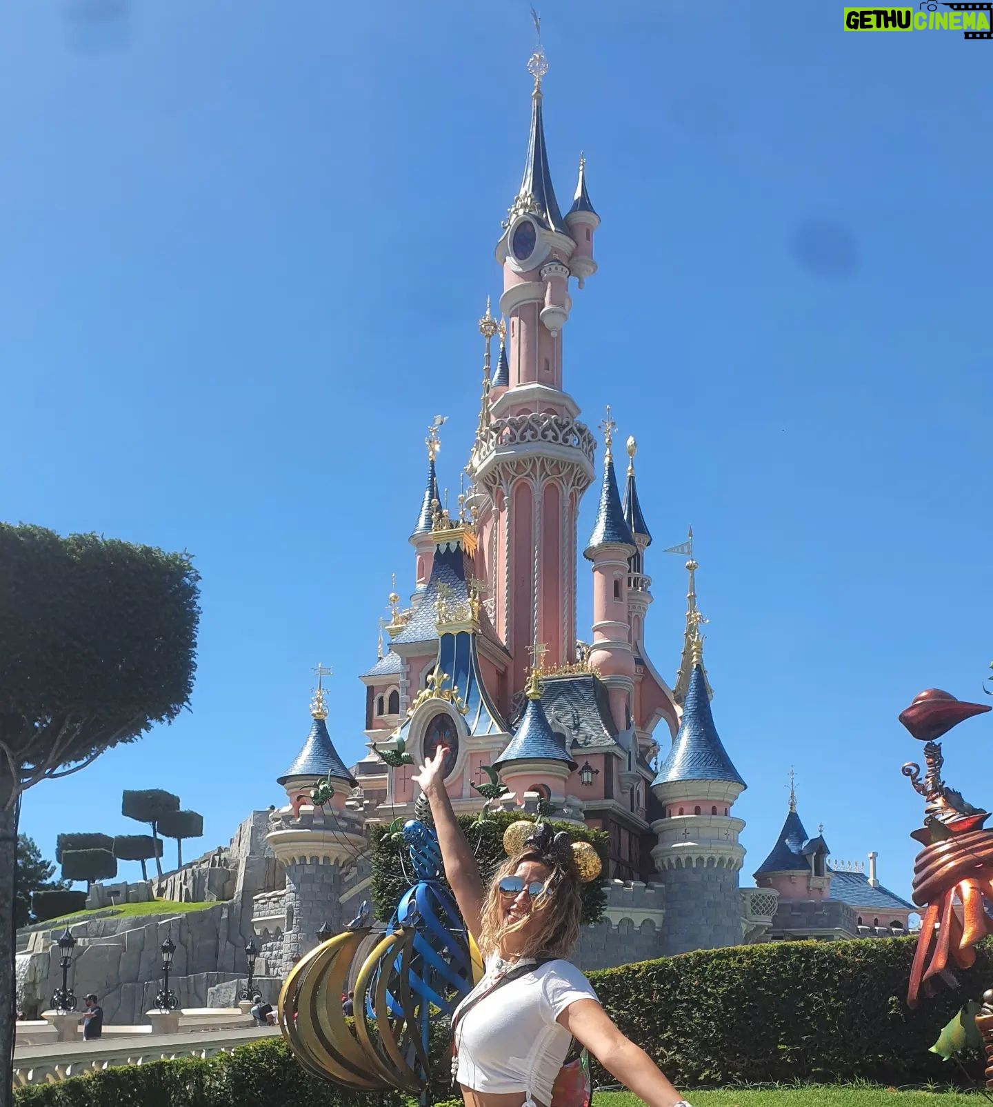 Yasmine Ghaith Instagram - Because in my mind, I'm a Disney Princess ๐ธ๐ฝ So I had an early birthday celebration at the happiest place on earth ๐ฐ Disney ุฅุญุชููุช ุจุฏุฑู ุดููุฉ ุจุนูุฏ ู
ููุงุฏู ูู ุฃุญูู ู
ูุงู ูู ุงูุนุงูู
๐ Happy birthdayyyyyyyy to me...Forever young ๐๐พ