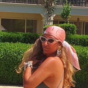 Yasmine Ghaith Instagram - _____
طول عمري بحب أدور في حاجات مامتي القديمة، حلقان، سلاسل....إلخ و أخودهم و ألبس طقم كامل بس علشان الحلق مثلا! زي مانا عاملة هنا بالظبط! 😁

حد كان بيعمل زيي؟

I've always loved that gypsy look!

I've always loved looking in my mom's jewellery boxes, take(steal) some and create a whole look based on the piece I want to wear hehe I even used to take her very shiny bracelets, wear them all together and go to my lessons beehom wana fel madrasa w tab3an kont bathaza2 w bat3akeb 😂🤦🏽‍♀️

تفوت الأيام و تبقي دي بدايتي و أعمل my own jewellery line 🤷🏽‍♀️
#@ygpieces

I'm wearing my mom's vintage earrings here 💜