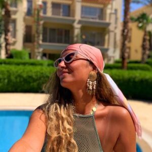 Yasmine Ghaith Instagram - _____
طول عمري بحب أدور في حاجات مامتي القديمة، حلقان، سلاسل....إلخ و أخودهم و ألبس طقم كامل بس علشان الحلق مثلا! زي مانا عاملة هنا بالظبط! 😁

حد كان بيعمل زيي؟

I've always loved that gypsy look!

I've always loved looking in my mom's jewellery boxes, take(steal) some and create a whole look based on the piece I want to wear hehe I even used to take her very shiny bracelets, wear them all together and go to my lessons beehom wana fel madrasa w tab3an kont bathaza2 w bat3akeb 😂🤦🏽‍♀️

تفوت الأيام و تبقي دي بدايتي و أعمل my own jewellery line 🤷🏽‍♀️
#@ygpieces

I'm wearing my mom's vintage earrings here 💜